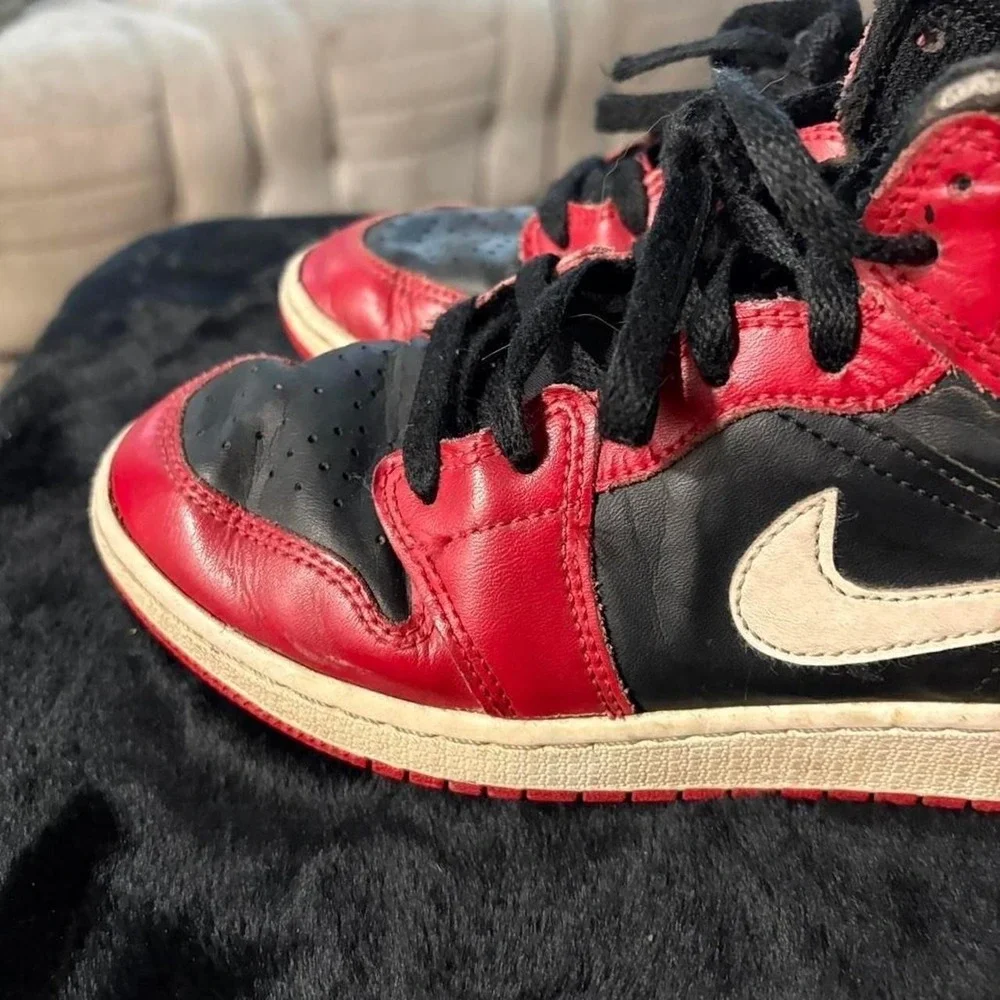 Jordan 1 Mid Bred Kids Sneakers Black Red White 554725-610 Size 4Y - Picture 5 of 6